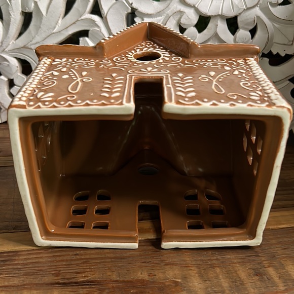 Pottery Barn Ceramic Gingerbread House Large BN LAST ONE! - Picture 5 of 5